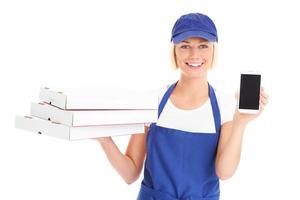 mujer repartiendo pizza con un celular foto