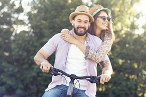 pareja romántica montando en bicicleta foto