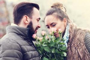 pareja romántica con flores foto