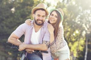 pareja romántica montando en bicicleta foto