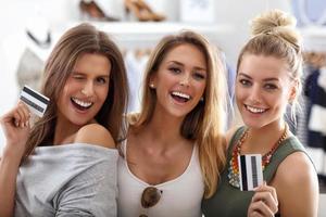 grupo de amigos felices comprando en la tienda foto