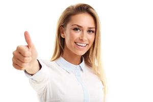 mujer feliz mostrando signo ok sobre fondo blanco foto