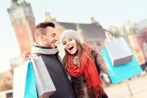 pareja de compras en la ciudad foto