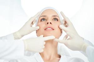 una escena de tratamientos de cosmetología médica inyección de botox. foto