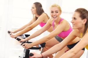 mujeres deportistas en clase de spinning foto