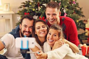 grupo de amigos tomando selfie durante navidad foto