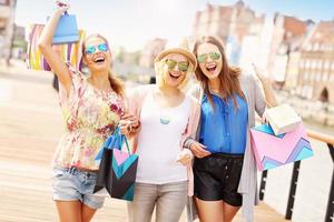 grupo de amigos de compras en la ciudad foto