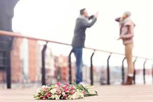 flores perdidas y pareja discutiendo foto