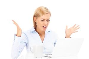 mujer de negocios irritada con laptop foto