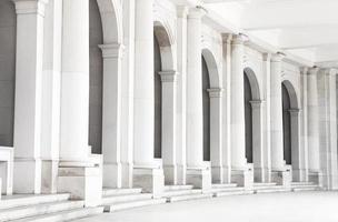 edificio con columnas blancas foto