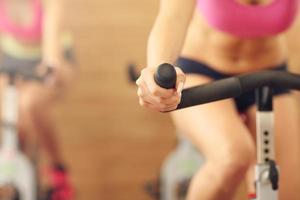 mujeres deportistas en clase de spinning foto