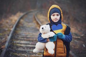 foto de un niño con mucho amor y mensaje de paz