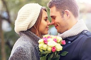 pareja joven con flores foto