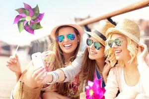 grupo de amigos tomando selfie en la ciudad foto