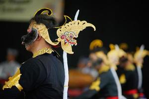 imagen de bailarines de máscaras de barong indonesios que se preparan para actuar. esta foto fue tomada el 1 de enero de 2013 en la ciudad de yogyakarta, indonesia.