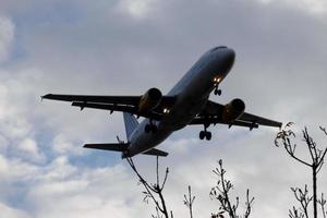 avión que despega o aterriza en un aeropuerto foto