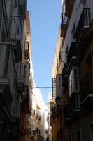 calles estrechas del casco antiguo de cádiz, sur de españa foto