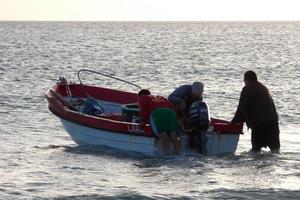 pesca de bajura, pesca artesanal cerca de la orilla foto