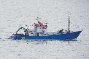 barco pesquero que regresa de pescar en el mar mediterráneo. foto