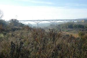 puente moderno que cruza un río, una hazaña de ingeniería foto