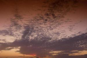 puesta de sol y puesta de sol en el mar foto