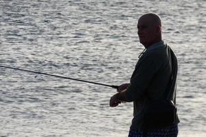 pesca en la orilla de la playa, pesca tradicional como afición foto