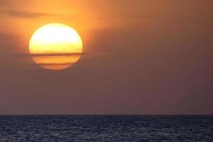 sol el sol, al atardecer al final del día, esencial para la vida del planeta foto