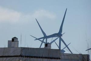 molinos de viento modernos para la generación de energía verde y limpia foto