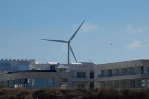 molinos de viento modernos para la generación de energía verde y limpia foto