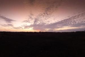 puesta de sol y puesta de sol en el mar foto