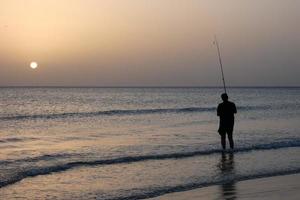 pesca en la orilla de la playa, pesca tradicional como afición foto