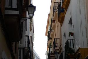 calles estrechas del casco antiguo de cádiz, sur de españa foto