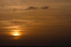 puesta de sol sobre el mar, puesta de sol en otoño en la playa de zahara de los atunes, cádiz, andalucia, españa foto