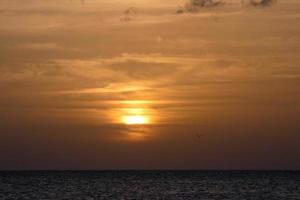 puesta de sol sobre el mar, puesta de sol en otoño en la playa de zahara de los atunes, cádiz, andalucia, españa foto