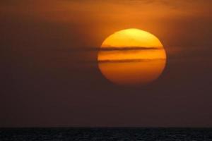 sol el sol, al atardecer al final del día, esencial para la vida del planeta foto