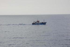 barco pesquero que regresa de pescar en el mar mediterráneo. foto