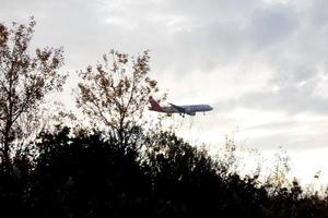 avión que despega o aterriza en un aeropuerto foto