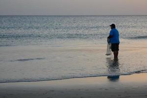 pesca en la orilla de la playa, pesca tradicional como afición foto