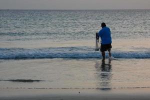 pesca en la orilla de la playa, pesca tradicional como afición foto