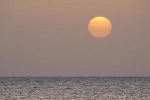 sol el sol, al atardecer al final del día, esencial para la vida del planeta foto