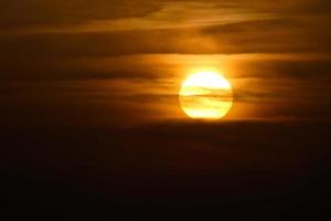 puesta de sol sobre el mar, puesta de sol en otoño en la playa de zahara de los atunes, cádiz, andalucia, españa foto