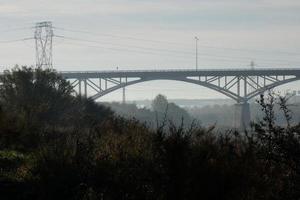 puente moderno que cruza un río, una hazaña de ingeniería foto