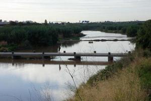 río llobregat y caminos adyacentes en la comarca del baix llobregat muy cerca de la ciudad de barcelona. foto