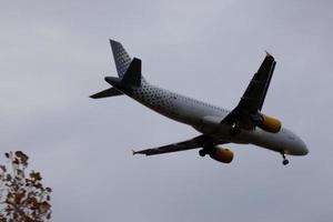 avión que despega o aterriza en un aeropuerto foto