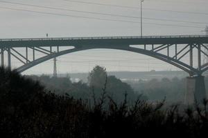 puente moderno que cruza un río, una hazaña de ingeniería foto
