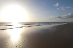 puesta de sol sobre el mar, puesta de sol en otoño en la playa de zahara de los atunes, cádiz, andalucia, españa foto