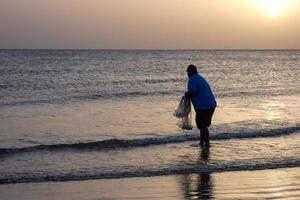pesca en la orilla de la playa, pesca tradicional como afición foto