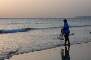 pesca en la orilla de la playa, pesca tradicional como afición foto