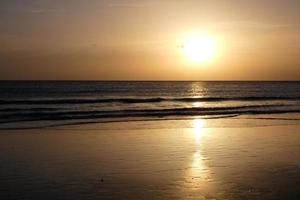 puesta de sol sobre el mar, puesta de sol en otoño en la playa de zahara de los atunes, cádiz, andalucia, españa foto