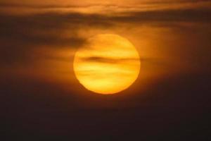 sol el sol, al atardecer al final del día, esencial para la vida del planeta foto